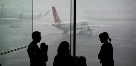 Tại sao cả gia đình không nên ngồi cùng một chuyến bay? - Ảnh 1.