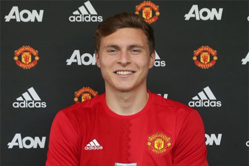 victor lindelof he lo tham vong trong ngay ra mat m.u hinh anh 1