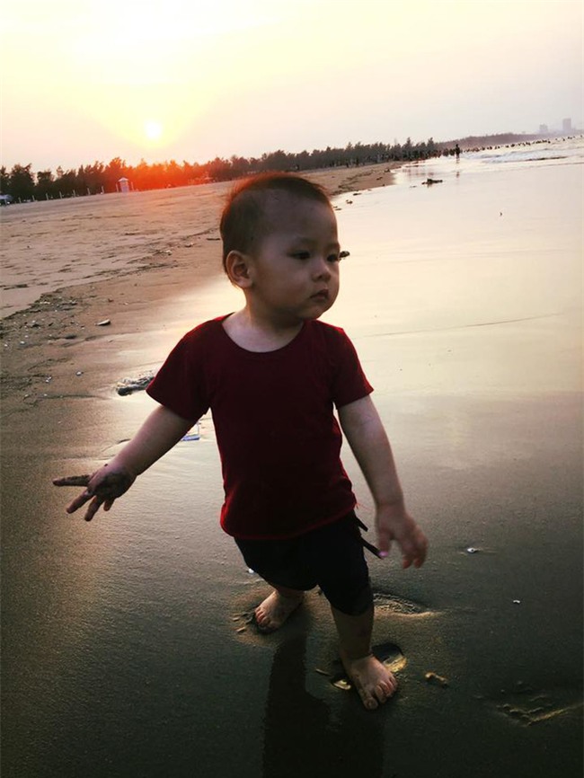 Bé gái siêu đáng yêu khóc tu tu trong lần đầu đi biển vì bẩn hết chân con khiến các mẹ không thể nhịn cười - Ảnh 7.