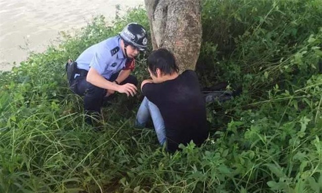 Trung Quốc: Thanh niên định nhảy sông tự tử, nhìn thấy rắn nước chết khiếp lại chạy tót lên bờ - Ảnh 1.