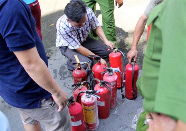 Chay toa nha 5 tang o Sai Gon, nhieu nguoi thao chay hinh anh 2