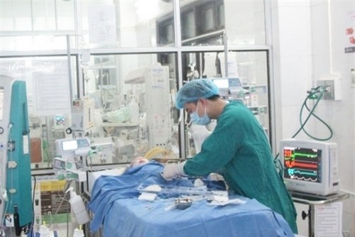 Bác sĩ đang tiến hành lọc máu liên tục cho bệnh nhi. Ảnh minh hoạ