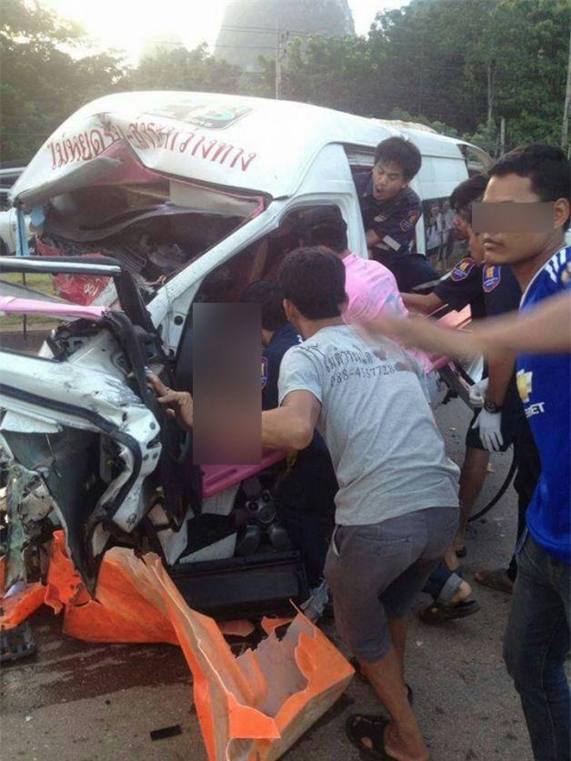 Thái Lan: Xe khách 16 chỗ đâm vào xe bán tải làm 4 người thiệt mạng, trong đó có một phụ nữ người Việt - Ảnh 3.