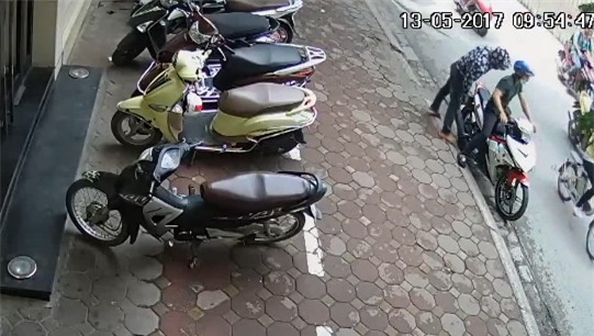 Hà Nội: Vào cửa hàng mua quần áo, khách bị mất xe Lead sau 3 phút - Ảnh 4.