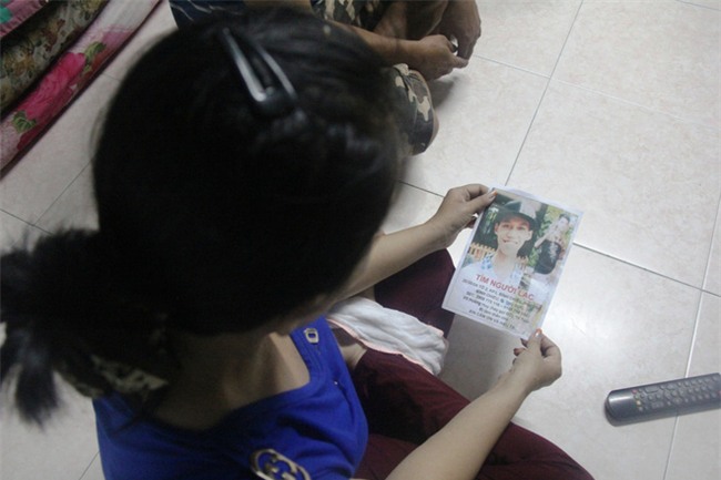 Đứa con trai đi lạc, cặp vợ chồng trẻ bỏ việc, in hình con đi hỏi khắp nơi trong tuyệt vọng - Ảnh 4.