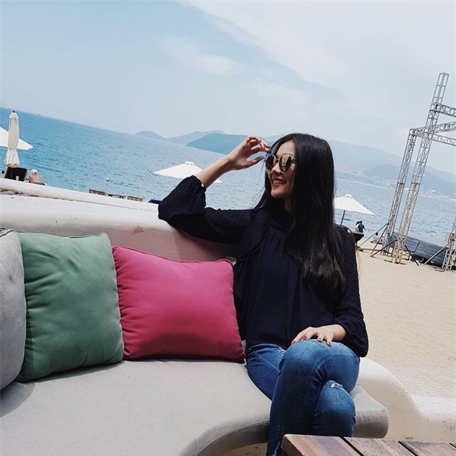 Ngọc Trinh khoe chân thon dài mướt mải, trong khi Hà Hồ lấp ló vòng 1 nóng bỏng - Ảnh 4.