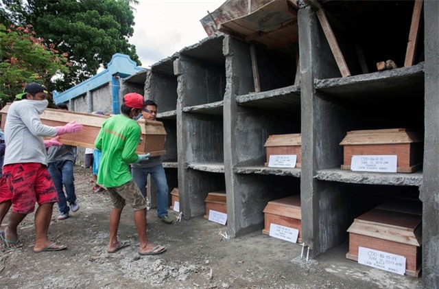 Quan tài chứa thi thể của các dân thường thiệt mạng trong các cuộc giao tranh tại Marawi được tập kết tại một nghĩa trang ở thành phố Iligan, Philippines để tổ chức lễ tang tập thể (Ảnh: Reuters)