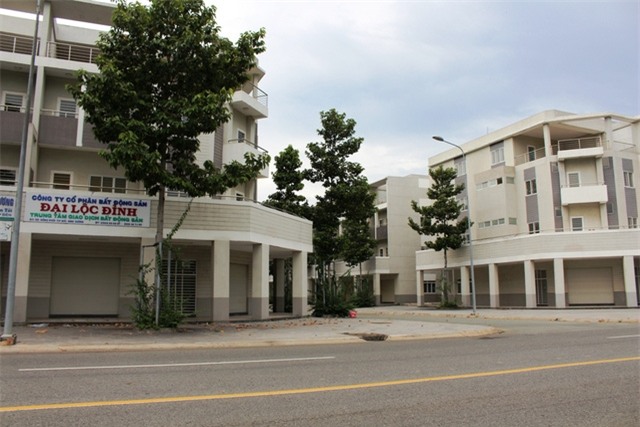 Một công ty bất động sản đóng cửa bên những căn nhà im lìm.