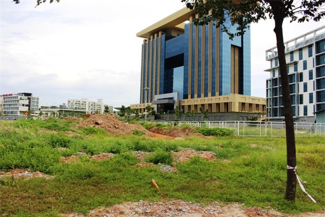 ​ Bãi đất hoang ngay sau Trung tâm hành chính hoành tráng