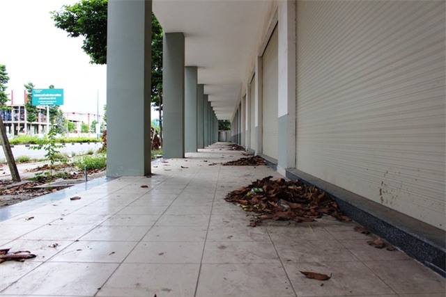 Rác chất đống trong những căn nhà bỏ hoang.