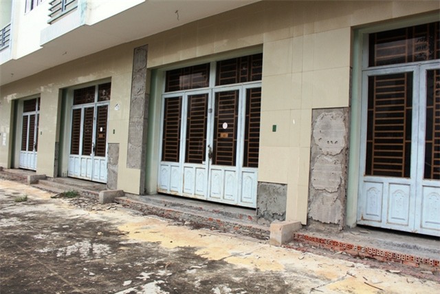 Dãy nhà mặt tiền đường, tuyến đường lớn nhất trong khu đô thị nhưng không một bóng người ở.