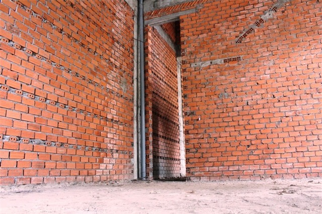 Nhiều căn nhà xây thô xong rồi bỏ hoang vì hoàn thiện xong cũng khó khai thác cho thuê hoặc sinh sống.
