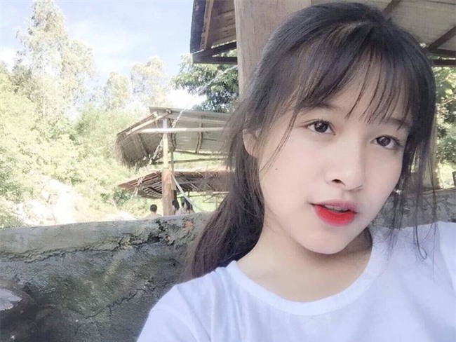 Khoe răng khểnh đáng yêu trong clip hát nhép, cô bạn sinh năm 2001 được dân mạng xắn tay truy tìm - Ảnh 6.