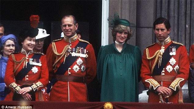 Muốn được chú ý, Công nương Diana quăng mình xuống cầu thang, đâm nát ngực lúc mang bầu; Charles chỉ lạnh nhạt: Em làm trò - Ảnh 1.