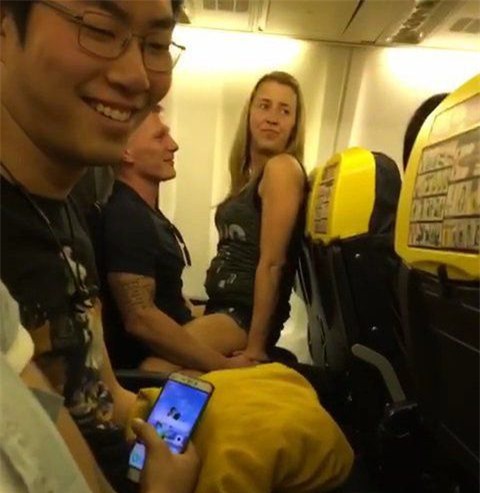Sự thật gây sốc không kém về người phụ nữ tóc vàng trong đoạn video tình tứ thái quá trên máy bay - Ảnh 1.