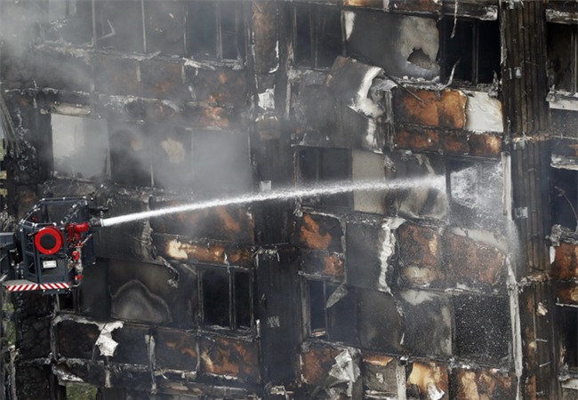 Cô nàng tuổi teen may mắn thoát chết khỏi đám cháy kinh hoàng và thứ mà cô ấy mang theo khiến ai cũng thán phục - Ảnh 4.