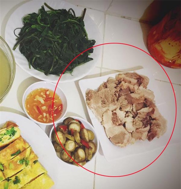 khoe mam com 5 mon chi 23 nghin, dan mang lai chu y den dia thit lon “co gi do sai sai” - 2