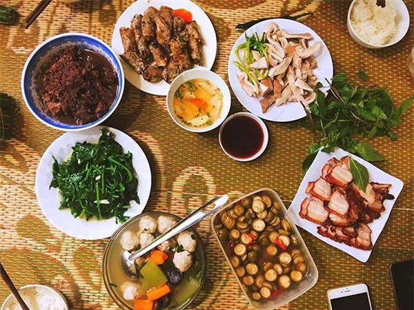 khoe mam com 5 mon chi 23 nghin, dan mang lai chu y den dia thit lon “co gi do sai sai” - 6