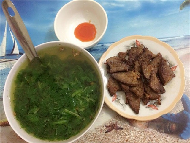 khoe mam com 5 mon chi 23 nghin, dan mang lai chu y den dia thit lon “co gi do sai sai” - 9