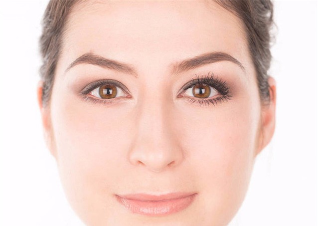 Muốn lông mi dài tít tắp, chỉ cần chuốt nhẹ với loại bột mà mẹ nào cũng sở hữu ít nhất 1 chai - Ảnh 1.