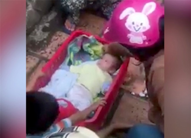 Hai be trai bi bo roi tren via he Sai Gon hinh anh 1