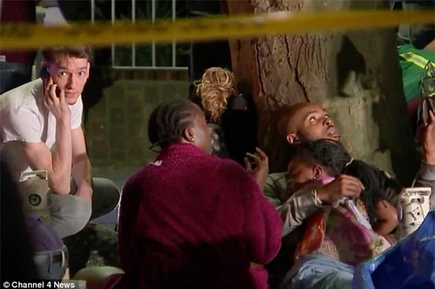 Hình ảnh bé gái 4 tuổi được người đi đường bắt trúng sau khi được mẹ ném từ tòa tháp đang cháy ở London - Ảnh 2.