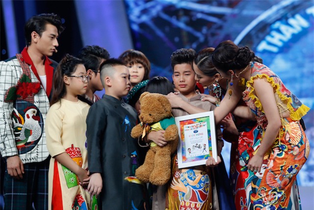 Xuất hiện bé 12 tuổi xinh xắn khiến Văn Hương phải gọi là thần đồng của Idol Kids - Ảnh 2.