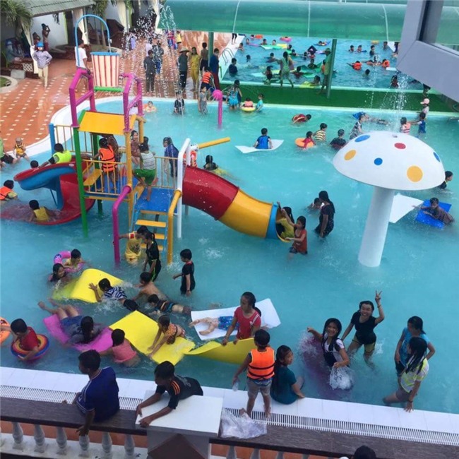 Cau be 9 tuoi chet duoi trong ho boi dong nguoi hinh anh 1