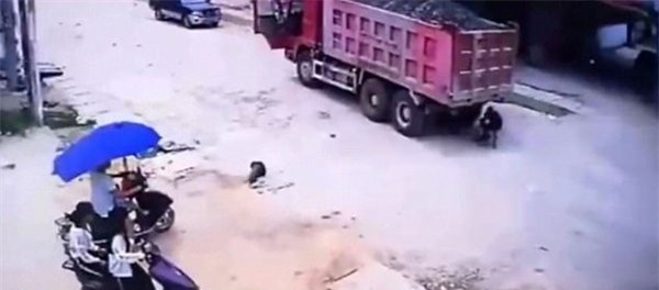 Bé trai thoát chết dưới gầm xe tải nhờ ứng biến thông minh - Ảnh 4.