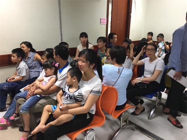 Bệnh nhi khám ở Bệnh viện Nhi trung ương