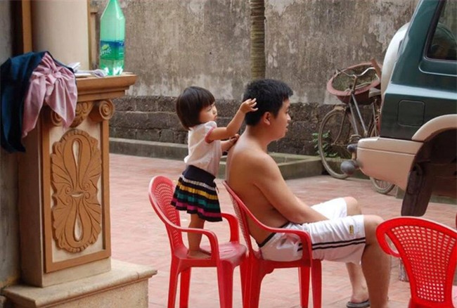 Bố chỉ cần ngồi im một chỗ, tóc sâu tóc bạc để con lo! - Ảnh 1.