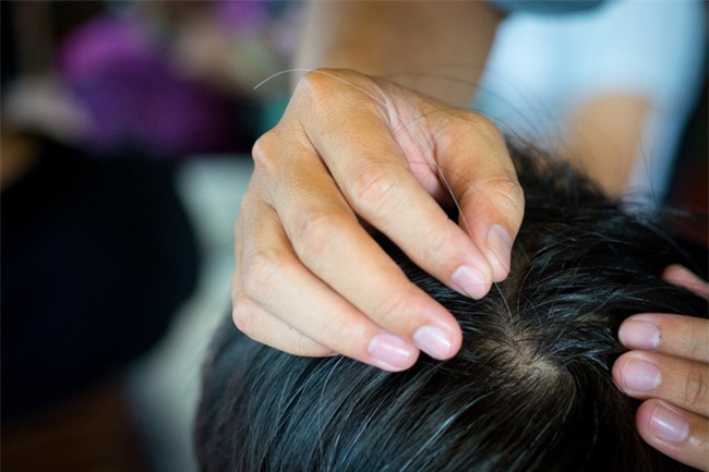 Bố chỉ cần ngồi im một chỗ, tóc sâu tóc bạc để con lo! - Ảnh 2.