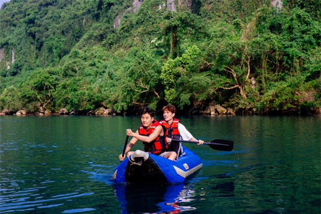 Hồ Ngọc Hà bất chấp nỗi sợ, leo trèo thám hiểm Động Thiên Đường cùng rapper Basick - Ảnh 14.