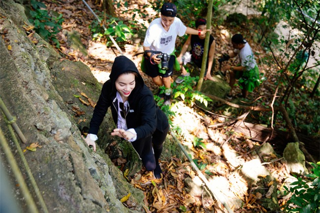 Hồ Ngọc Hà bất chấp nỗi sợ, leo trèo thám hiểm Động Thiên Đường cùng rapper Basick - Ảnh 4.