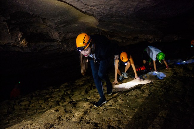 Hồ Ngọc Hà bất chấp nỗi sợ, leo trèo thám hiểm Động Thiên Đường cùng rapper Basick - Ảnh 7.