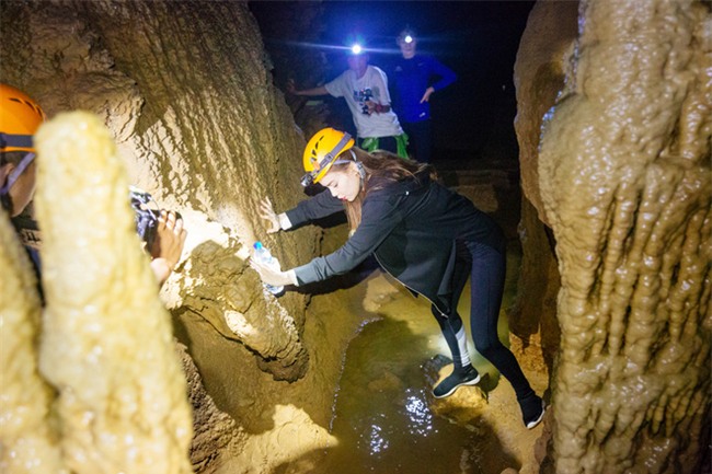 Hồ Ngọc Hà bất chấp nỗi sợ, leo trèo thám hiểm Động Thiên Đường cùng rapper Basick - Ảnh 8.