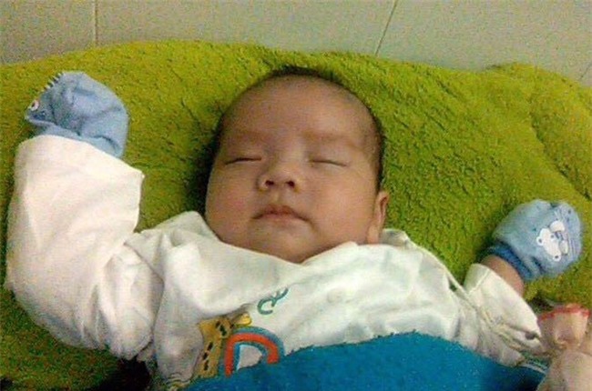 Vụ hai anh em nghi bị bỏ rơi ở Thủ Đức: Mẹ lấy 5 triệu đồng của người xin con nuôi rồi bỏ đi? - Ảnh 6.