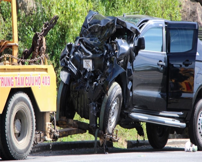 Xe ban tai tong truc dien oto khach, 4 nguoi bi thuong hinh anh 1