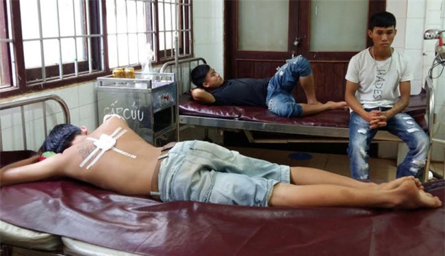 Ba thanh nien khong doi mu bao hiem bi cong an xa ban hinh anh 1