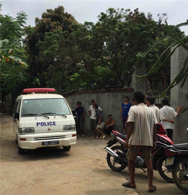 an mang kinh hoang: bi mang chui, con trai 18 tuoi cam dao dam chet cha ruot roi tu sat - 2