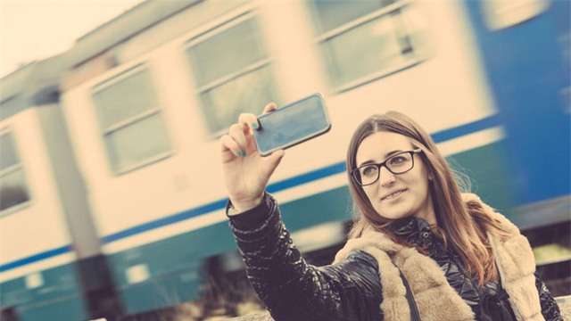 Chụp ảnh selfie trước đoàn tàu đang chạy là điều được nhiều bạn trẻ ưa thích. Tuy nhiên đây là một việc làm hết sức nguy hiểm.