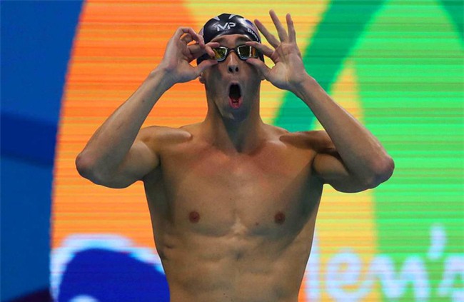 Kình ngư Michael Phelps bơi thi với cá mập trắng - Ảnh 2.