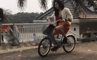 Dáng đi xe đạp buồn cười của Vân Điệp phim "Người phán xử"