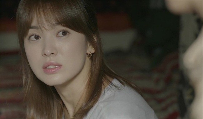 Sững sờ nhìn chồng nắm tay nhân tình bỏ chạy khi bị vợ bóc mẽ ngoại tình - Ảnh 1.