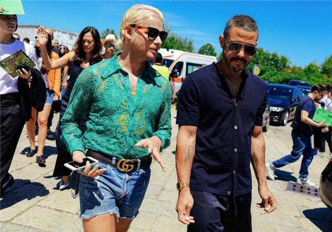 fan giat minh voi so thich dien do nu cua sao nam - 19