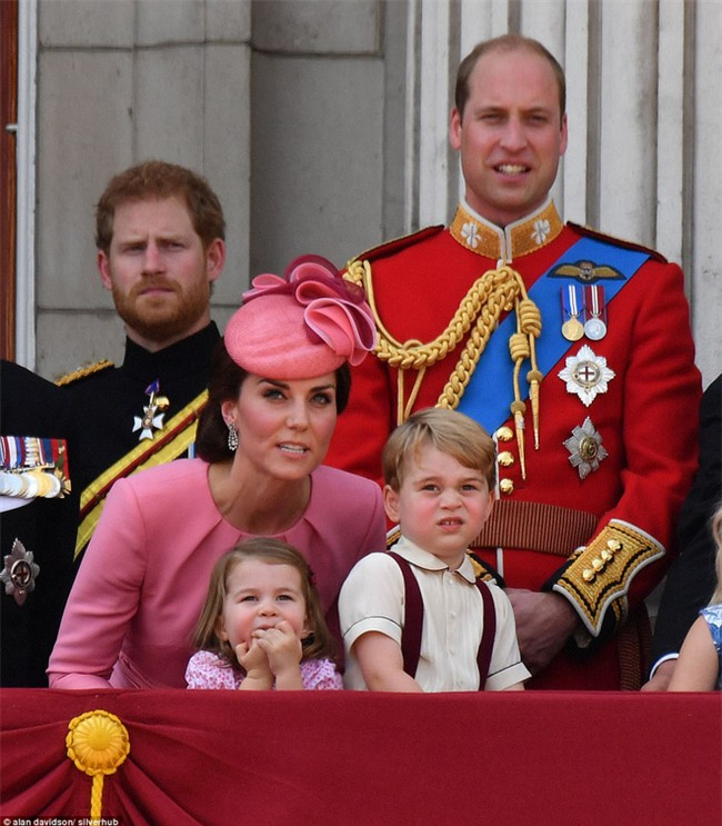 Công chúa nhỏ tựa vai, bắt chước hành động siêu đáng yêu của anh trai trong lễ mừng sinh nhật Nữ hoàng Anh - Ảnh 1.