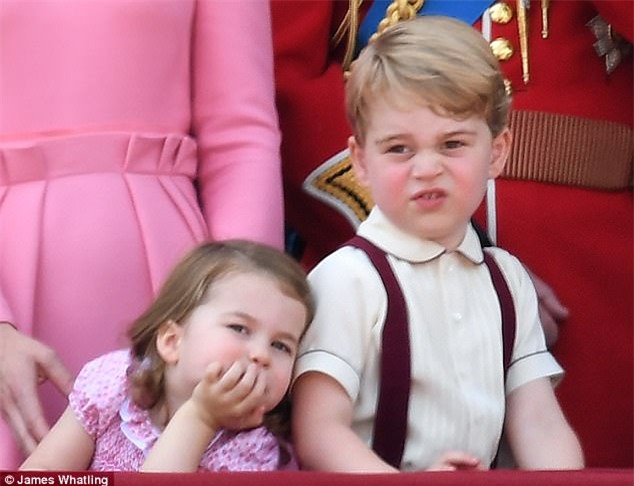 Công chúa nhỏ tựa vai, bắt chước hành động siêu đáng yêu của anh trai trong lễ mừng sinh nhật Nữ hoàng Anh - Ảnh 2.