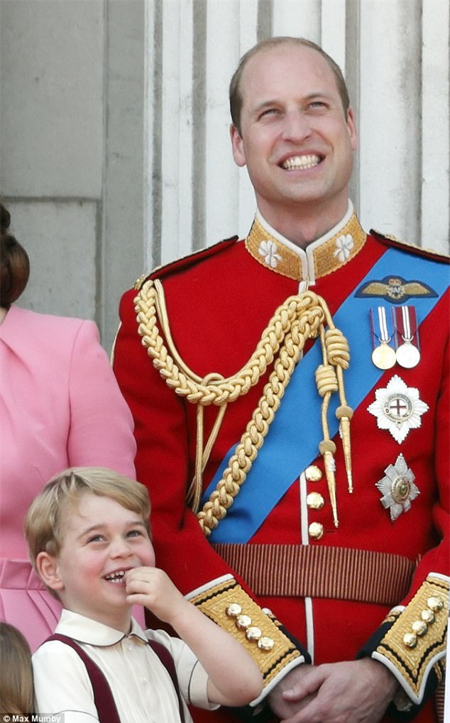 Công chúa nhỏ tựa vai, bắt chước hành động siêu đáng yêu của anh trai trong lễ mừng sinh nhật Nữ hoàng Anh - Ảnh 6.