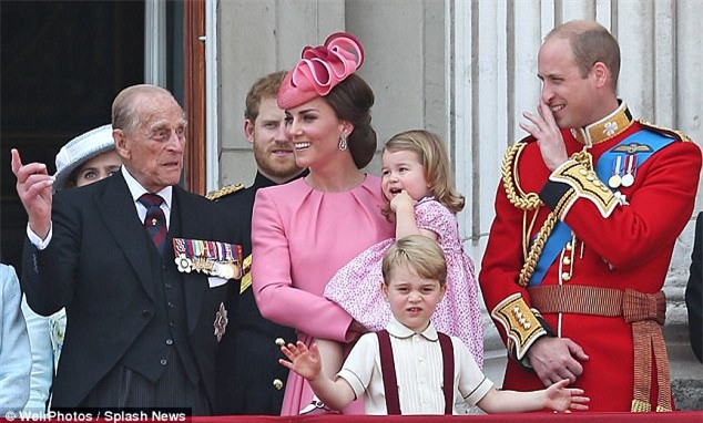 Công chúa nhỏ tựa vai, bắt chước hành động siêu đáng yêu của anh trai trong lễ mừng sinh nhật Nữ hoàng Anh - Ảnh 8.