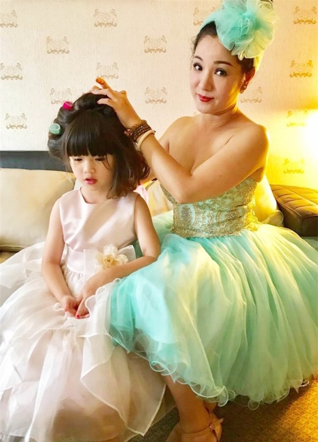 Thuy Nga ke chuyen nuoi con mot minh, chong cu khong ngo ngang hinh anh 1